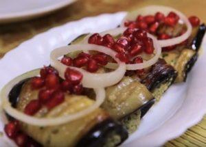 Mes gaminame pikantiškus baklažanus gruzinų kalba pagal žingsnis po žingsnio receptą su nuotrauka.