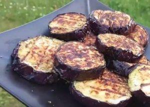 Mes kepame keptus baklažanus pagal žingsnis po žingsnio receptą su nuotrauka.